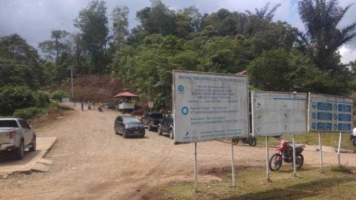 Salah satu pintu masuk menuju area proyek pembangunan PLTA Batang Toru