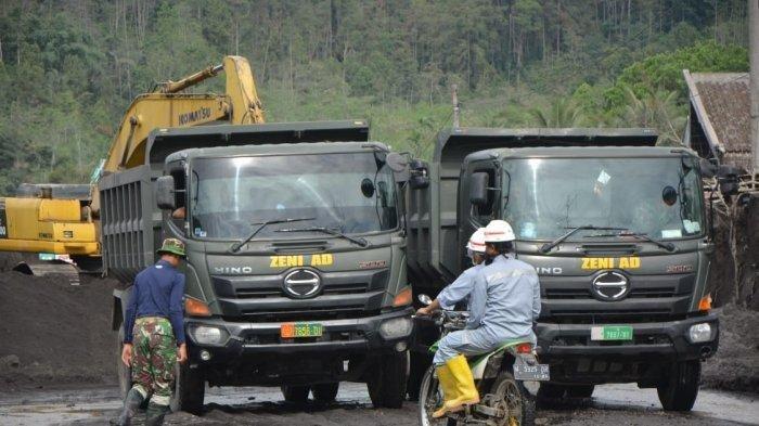 TNI mengerahkan truk pengangkut pasir dan escavator