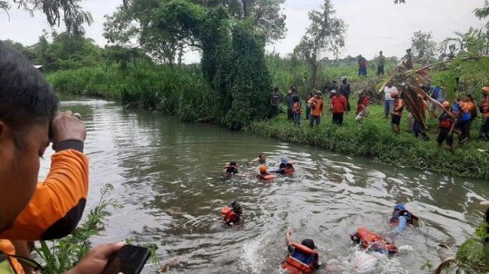 Tim SAR Gabungan melakukan pencarian santri yang tenggelam di sungai Code Bantul