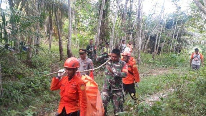 Tim SAR mengevakuasi jenazah siswa magang yang hilang di area pertambangan
