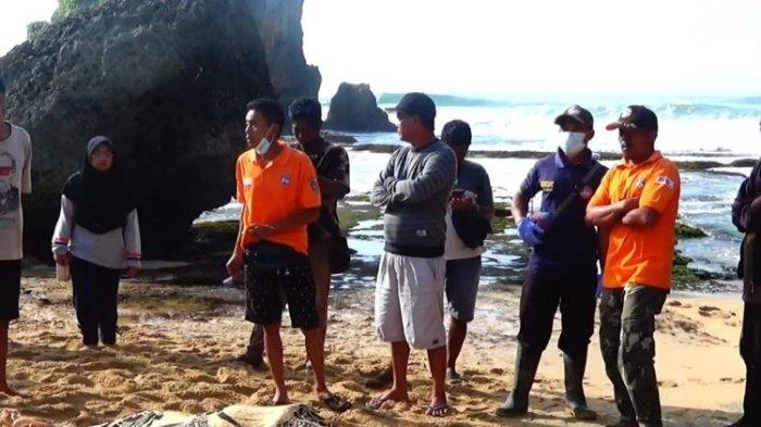 Tim SAR mengevakuasi mayat perempuan di Pantai Ngrawe