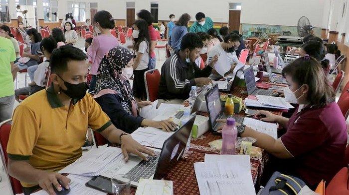 Petugas kesehatan dari UPTD Puskesmas Kedungmundu Semarang melakukan vaksinasi Covid-19 kepada sejumlah guru dan pelajar yang terdiri dari TK, SD dan SMP Kebondalem 2 yang berlangsung di gedung sekolah, Rabu (19/1/22).