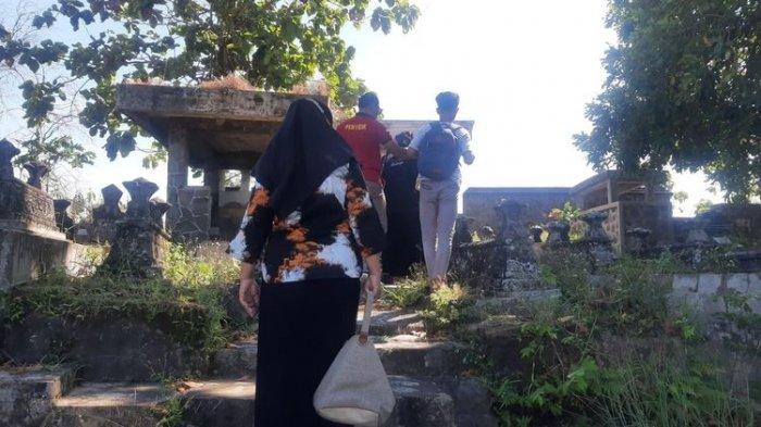 dua bulan tidur di makam mediang ayahnya