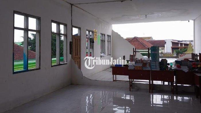 dua santriwati tertimpa tembok