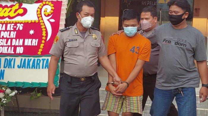 merampas ponsel milik seorang petugas SPBU