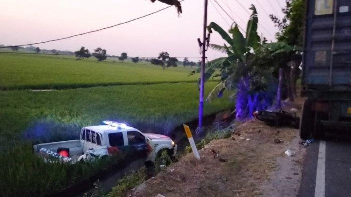 mobil patroli milik Satlantas Polres Tuban berada di tengah sawah