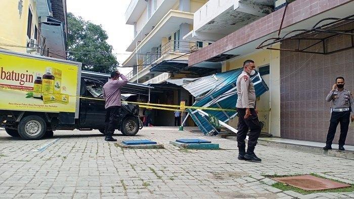 olah TKP mobil box tabrak pasien