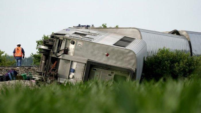 pekerja memeriksa TKP kecelakaan kereta api