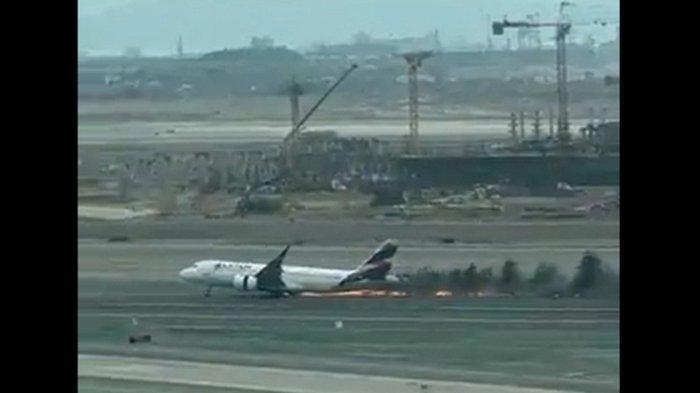 pesawat Latam Airlines setelah menabrak truk pemadam kebakaran