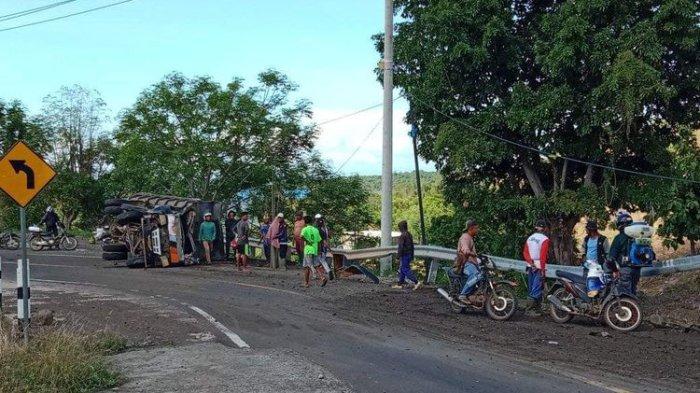 truk bemutan pasir yang dikemudikan Mustanadi terbalik di tanjakan Moti Toi
