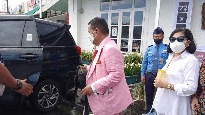 Hotman Paris dan Agustianne Marbun bersiap untuk ziarah.