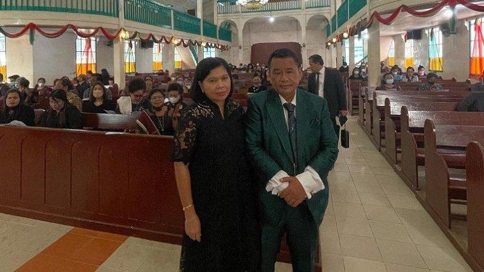 Hotman Paris dan Agustianne Marbun merayakan Paskah di Gereja HKBP Godung.