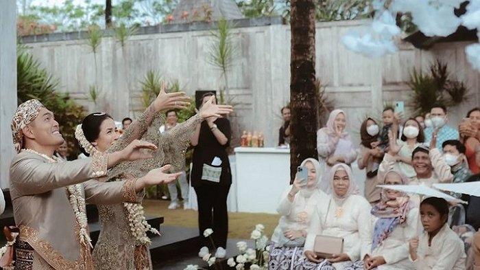Momen Estelle Linden dan Pang Xue Kai melepas burung merpati bersama.