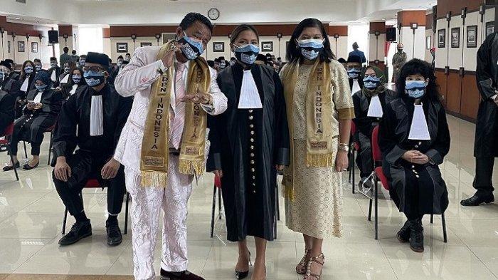 Momen Hotman Paris dan Agustianne Marbun mengantar anak dilantik.