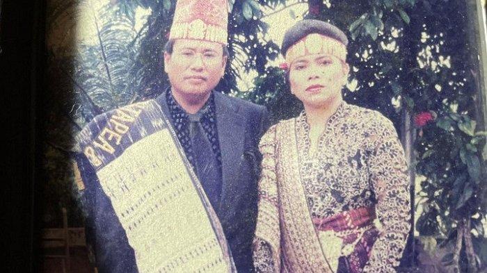 Potret lawas Hotman Paris dan Agustianne Marbun mengenakan pakaian adat Batak.