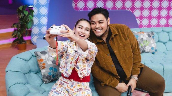 Ayu Ting Ting dapat hadiah handphone dari Ivan Gunawan.