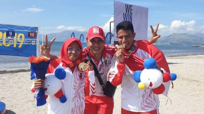 Dea Salsabila Putri (kiri) dan Muhammad Taufik (kanan) usai meraih medali emas di cabor modern pentathlon di SEA Games 2019 di Subic Bay Boardwalk, Kamis (5/12/2019)
