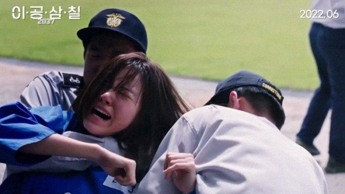 Film 2037 memiliki cerita yang menarik dan mengharukan. Ilustrasi foto cuplikan adegan di film 2037 (DOK. YouTube Far East Films)