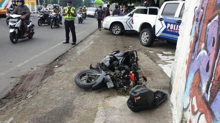 Petugas Kepolisian mendatangi lokasi kecelakaan untuk menolong korban, dan melakukan olah TKP awal dalam insiden kecelakaan di simpang empat Demak Ijo, Gamping, Rabu (23/11). Dalam peristiwa kecelakaan ini, satu pemotor meninggal dunia.