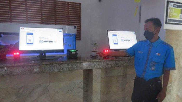 Sudaryanto, pertugas kebersihan yang menemukan tas berisi uang Rp44 juta kemudian dilaporkan ke petugas keamanan menunjukan lokasi penemuan tas di Stasiun Tugu Yogyakarta, Minggu (22/01/2023).