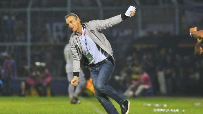 Pelatih Arema FC, Milomir Seslija, meluapkan rasa bahagia setelah timnya menang telak 3-0 atas Kalteng Putra di semifinal Piala Presiden 2019.