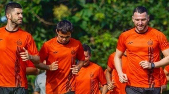 Jasmin Mecinovic, Rezaldi Hehanussa, dan Marko Simic dalam latihan Persija Jakarta.
