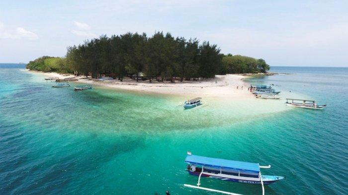Lombok tidak melulu tentang gugusan Gili di Lombok Utara (Trawangan, Meno, Air). Di kabupaten Lombok Barat pun memiliki gili yang tidak kalah cantik dan satu diantaranya adalah Gili Nanggu yang ada di Desa Sekotong Barat, Kecamatan Sekotong, Kabupaten Lombok Barat.