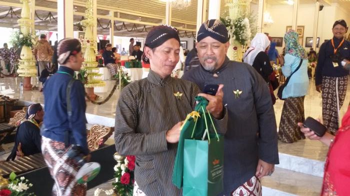 Indro Warkop saat berada di Puro Pakualaman, untuk menyaksikan peristiwa bersejarah Jumeneng Dalem Pakualam X.
