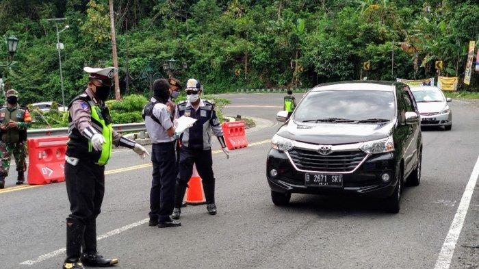Sebuah kendaraan plat luar DIY yang diberhentikan petugas di Pospam Hargodumilah, Patuk, Gunungkidul beberapa waktu lalu