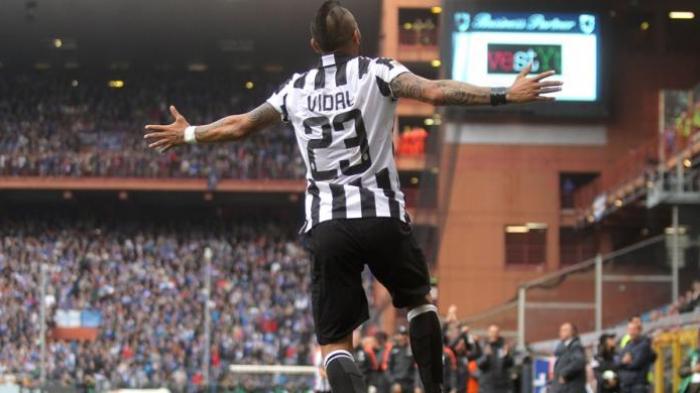 Arturo Vidal merayakan gol ke gawang Sampdoria, Sabtu (2/5/2015).