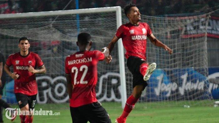 Sayap Madura United, Haris Tuharea (kanan), merayakan gol ke gawang Bhayangkara FC (10/2/2020) - Persija Jakarta Vs Madura United, Sergio Farias Akui Sudah Kantongi Kekuatan Laskar Sapeh Kerrab