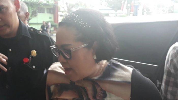 Komedian Nunung saat tiba di RSKO Jakarta Timur, Rabu (14/8/2019).
