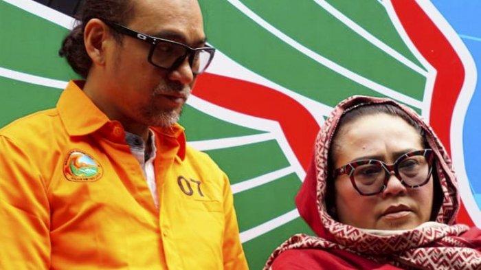 Tersangka kasus penyalahgunaan narkoba Tri Retno Prayudati alias Nunung (kanan) dan July Jan Sambiran (kiri) dihadirkan saat rilis kasus di Mapolda Metro Jaya, Jakarta, Senin (22/7/2019).