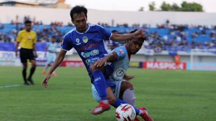 Pemain PSIM Yogyakarta, Ichsan Pratama berebut bola dengan pemain Sulut United FC di stadion Mandala Krida, Kota Yogyakarta, Jumat (4/10/2019). PSIM Yogyakarta kalah dari Sulut United dengan skor 0-2 dan kesempatan untuk melaju ke babak 8 besar tertutup.