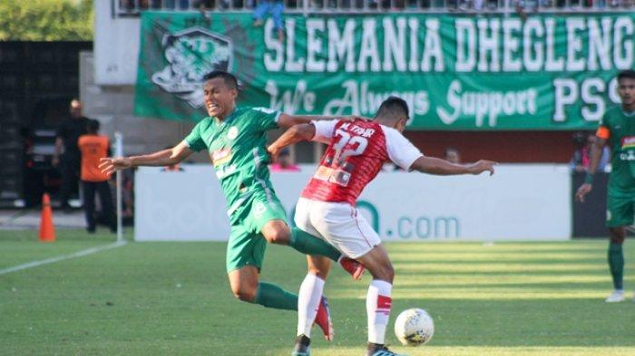 Pemain PSS Sleman, Jajang Sukmara, berduel dengan pemain Persipura Jayapura pada lanjutan Liga 1 2019 di Stadion Maguwoharjo, Kamis (19/9/2019) kemarin.