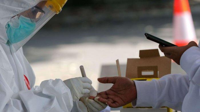 Petugas medis Dinas Kesehatan Kota Bogor melakukan uji cepat (rapid test) massal Covid-19 dengan skema drive thru di GOR Pajajaran, Bogor, Sabtu (4/4/2020). Sebanyak 128 orang dalam pemantauan (ODP) mengikuti rapid test ini dari target 284 orang.