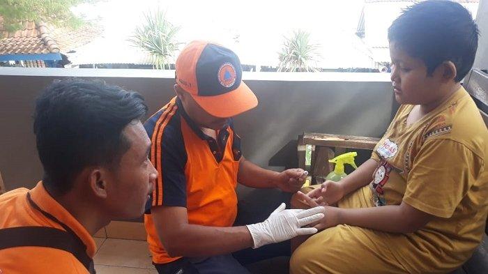 IST/SAR SATLINMAS KORWIL II GUNUNGKIDUL
Tim SAR Satlinmas Korwil II Gunungkidul saat memberikan pertolingan pertama kepada wisatawan yang terkena sengatan ubur-ubur, Jumat (7/6/2019).