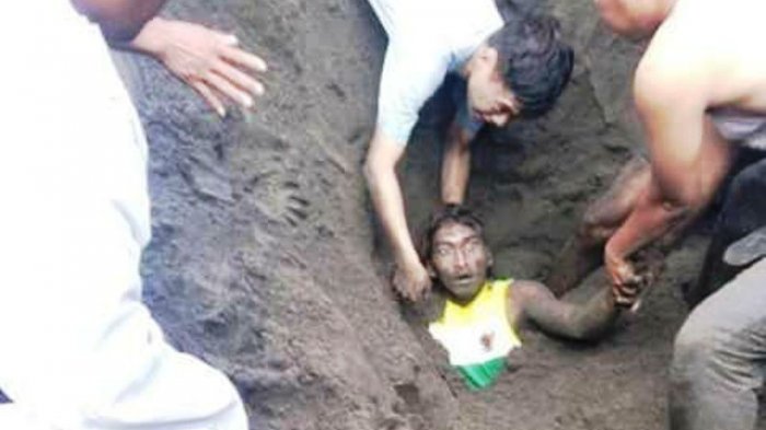 Ibnu Singgih tertimbun pasir di pantai