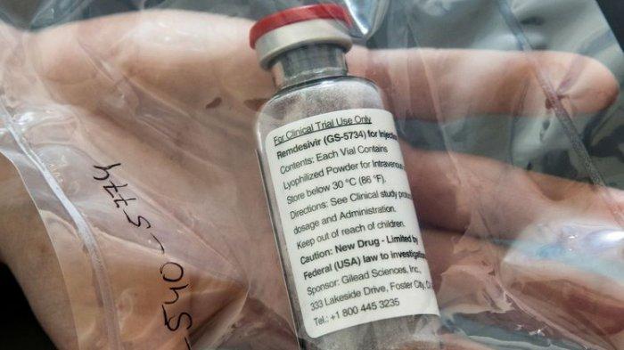 Satu ampul obat Ebola remdesivir ditunjukkan dalam konferensi pers di Rumah Sakit Universitas Eppendorf (UKE) di Hamburg, Jerman, 8 April 2020. Remdesivir kini sedang diuji coba untuk pengobatan Covid-19.