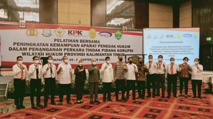 Foto bersama di sela pelatihan bersama Aparat Penegak Hukum