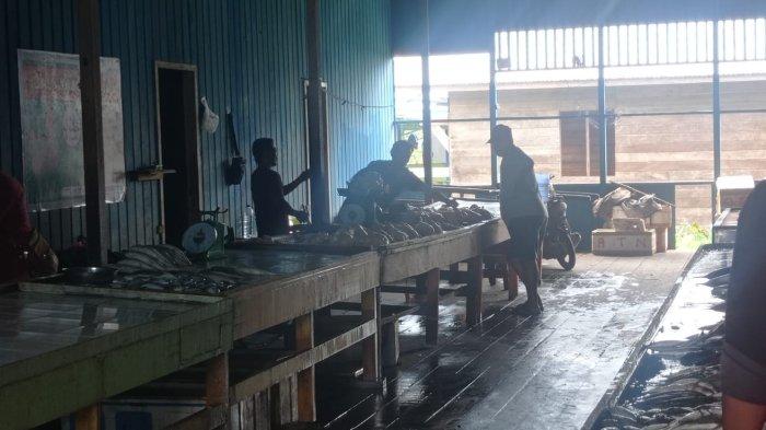 Jual beli ikan di pasar Malinau 01 03122022