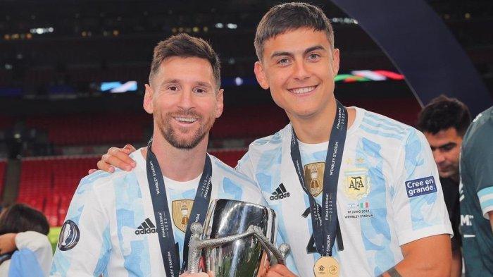 Paolu Dybala dan Kapten Timnas Argentina Lionel Messi memamerkan trofi Finalissima.