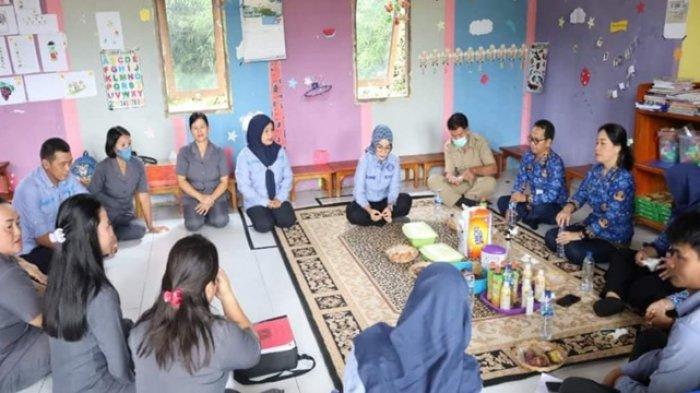 Vamelia Ibrahim saat berkunjung ke sejumlah PAUD di Tana Tidung