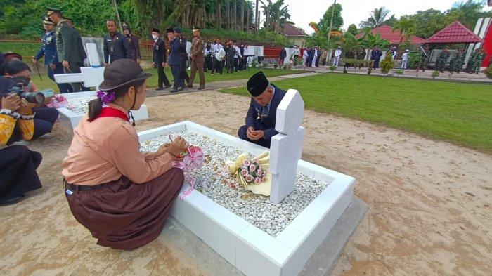 Walikota Tarakan berdoa di taman makam pahlawan 10112022