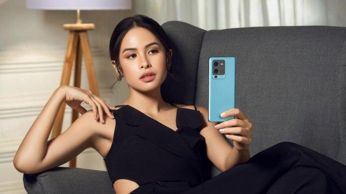 Kamera HP vivo V25 Pro di depan Maudy Ayunda