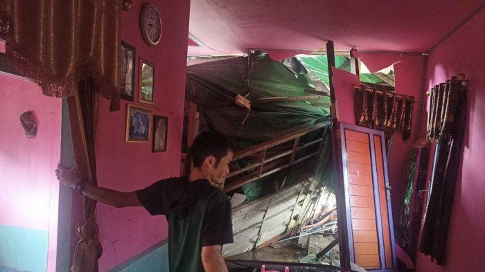 Truk tronton tabrak rumah warga