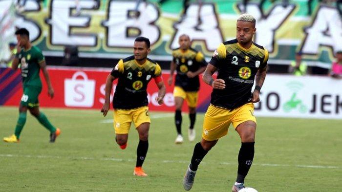 Pemain asing Barito Putera, Rafael Da Silva mencetak dua gol ke gawang Persebaya Surabaya dalam laga tunda Pekan 4 Liga 1 2019 yang berakhir dengan skor 2-2 di Stadion Gelora Bung Tomo Surabaya, Jawa Timur, Selasa (09/07/2019) sore.(KOMPAS.com/SUCI RAHAYU)