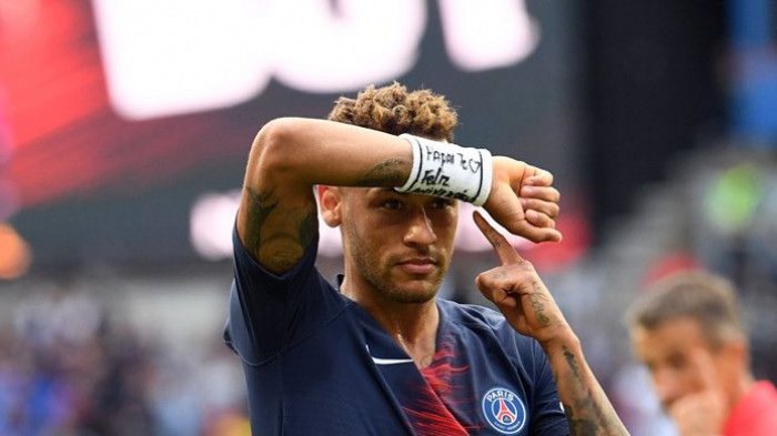 Penyerang Paris Saint-Germain, Neymar, merayakan gol yang dicetak ke gawang Angers dalam laga Liga Prancis di Stadion Parc des Princes, Paris pada 25 Agustus 2018. (ALAIN JOCARD/AFP)