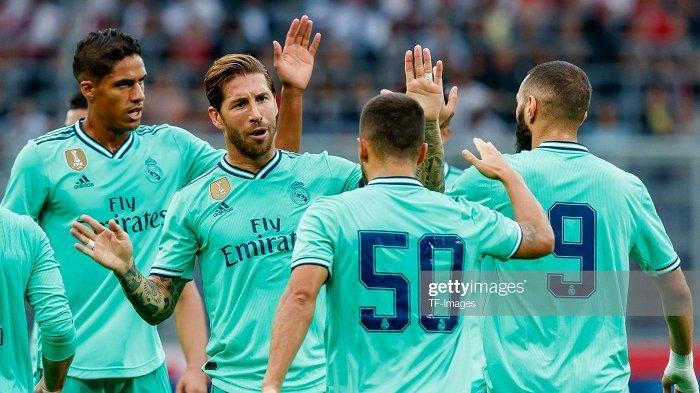 Penyerang Real Madrid, Eden Hazard (tengah), merayakan gol yang dicetak ke gawang Salzburg