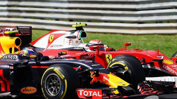 Pertarungan Max Verstappen dan Kimi Raikkonen di lintasan(motorsport.com)